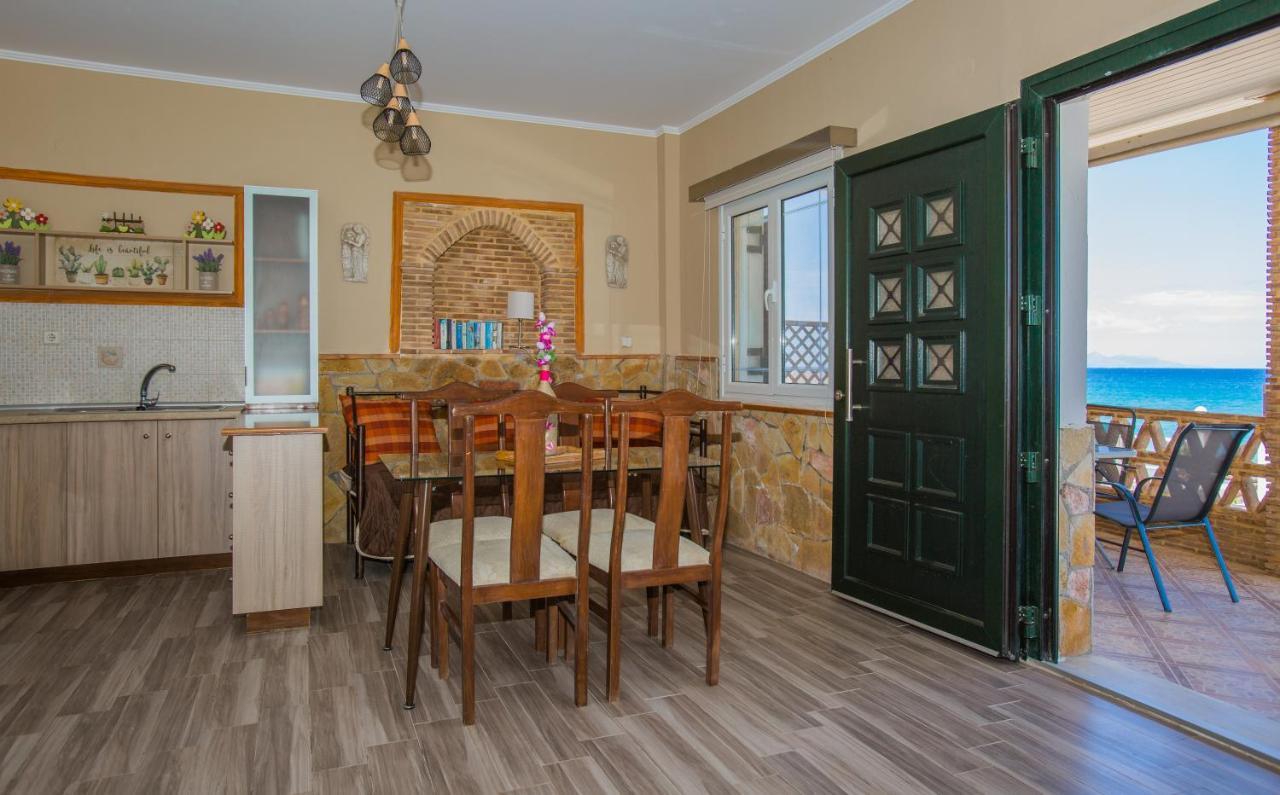 Laura House * אליקס